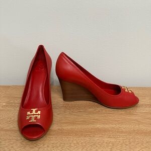 Tory Burch Red Peep Toe Wedge Pumps Gold Logo New Size 7.5
